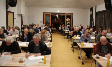 Voorzitter Eli Huysman van DOS Cuijk en Ton van Duren van BiblioPlus na ondertekening van de intentieverklaring