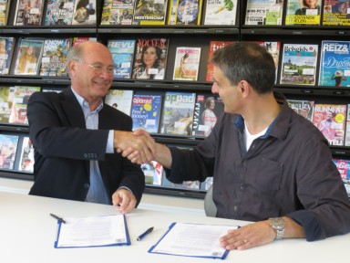 Voorzitter Eli Huysman van DOS Cuijk en Ton van Duren van BiblioPlus na ondertekening van de intentieverklaring